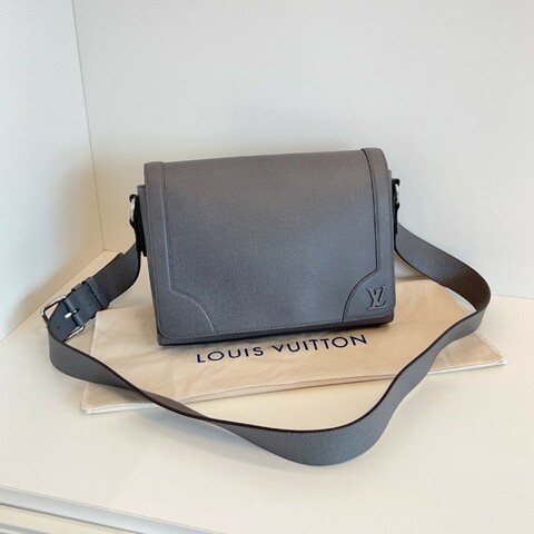LV路易威登 District小號灰色牛皮郵差包斜背包肩背包