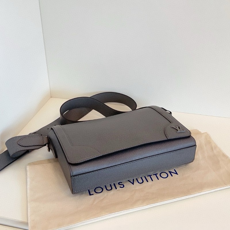 LV路易威登 District小號灰色牛皮郵差包斜背包肩背包-5