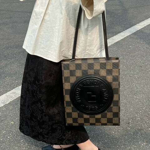Fendi 老花格纹 浮雕logo 琴譜長肩帶 肩背包