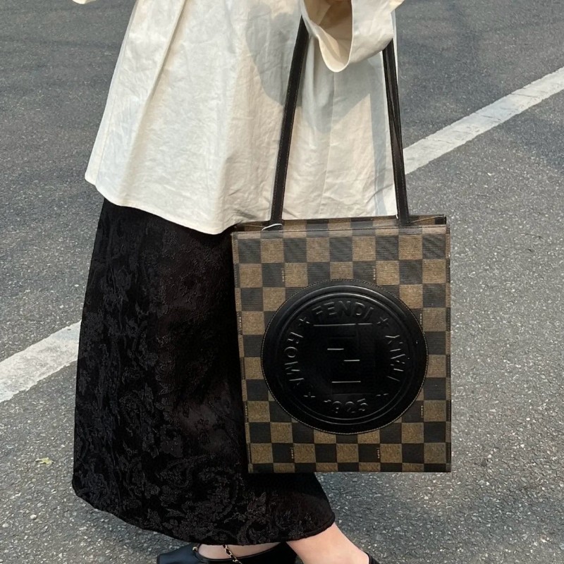 Fendi 老花格纹 浮雕logo 琴譜長肩帶 肩背包-0