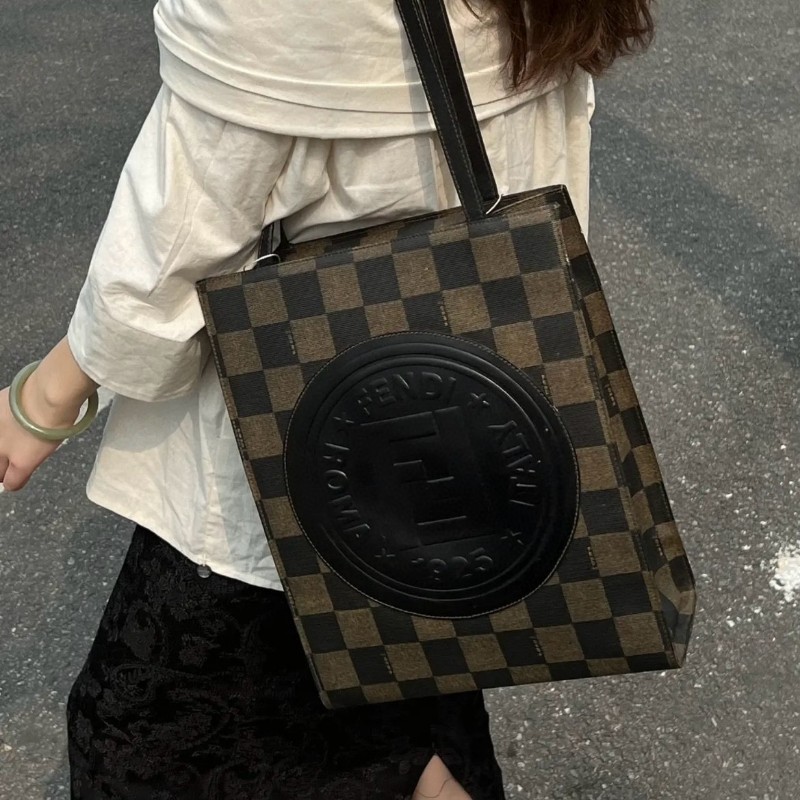 Fendi 老花格纹 浮雕logo 琴譜長肩帶 肩背包-1