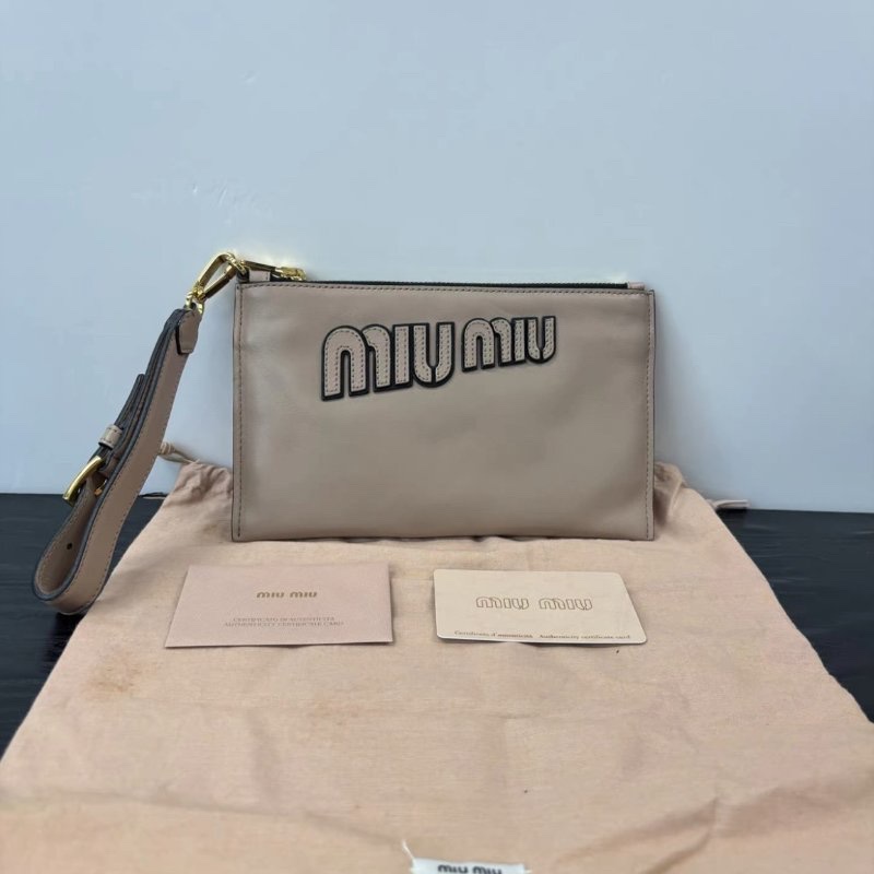 MIUMIU 粉色金扣拉鍊錢包21*13*1 全新閒置配件塵袋保卡-0