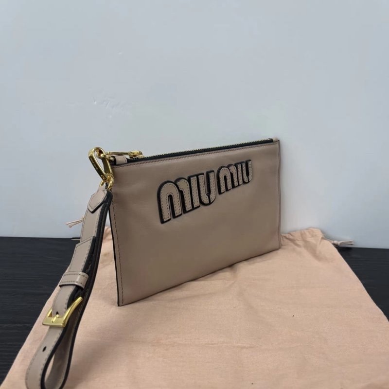 MIUMIU 粉色金扣拉鍊錢包21*13*1 全新閒置配件塵袋保卡-1