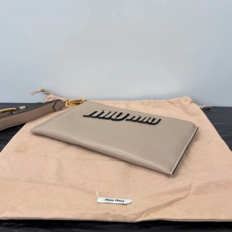 MIUMIU 粉色金扣拉鍊錢包21*13*1 全新閒置配件塵袋保卡-2