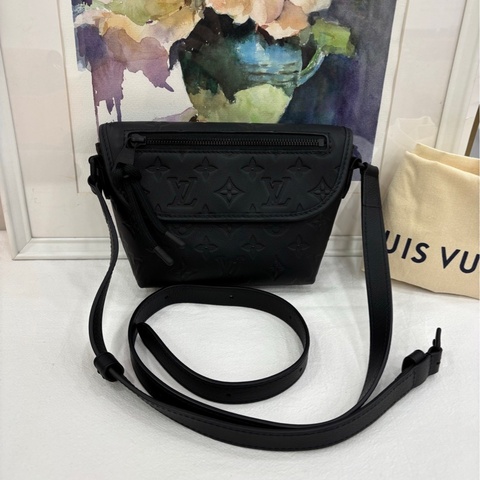 Lv 路易威登 Pulse Pulse 黑壓紋牛皮 男女同款情侶款 肩帶可調整不可拆卸 99近閒置 尺寸：22.5*5*16