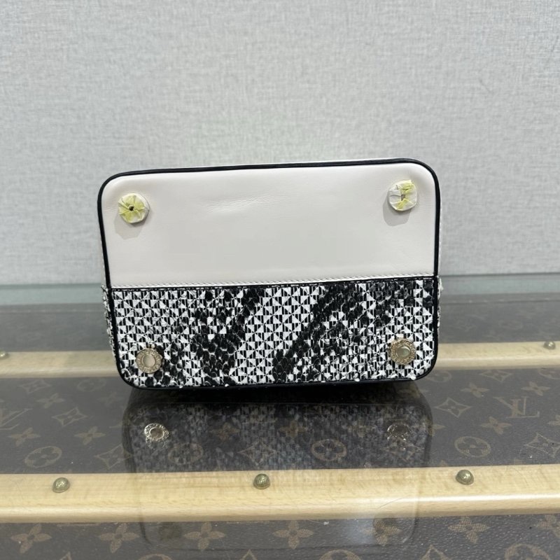 BVLGARI 黑白蛇皮雙面抽繩水桶肩背包 19*13*17.5 98新配件塵袋-3