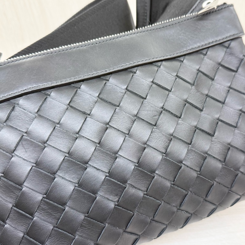 BV黑色牛皮編織Intrecciato Duo 斜背包-17