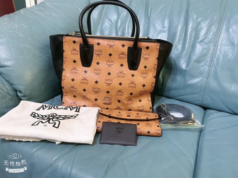 MCM 真皮手提肩背斜背包(贈送MCM皮夾）-0