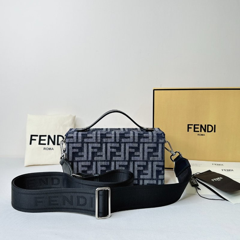 FENDI Soft Trunk Baguette盒包-1