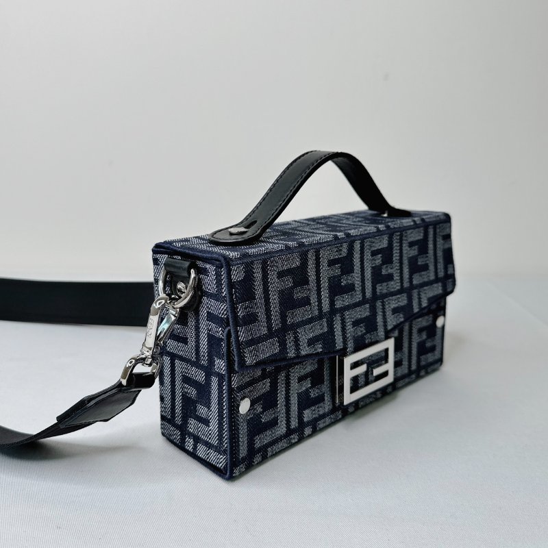 FENDI Soft Trunk Baguette盒包-3