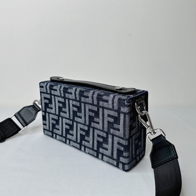 FENDI Soft Trunk Baguette盒包-4