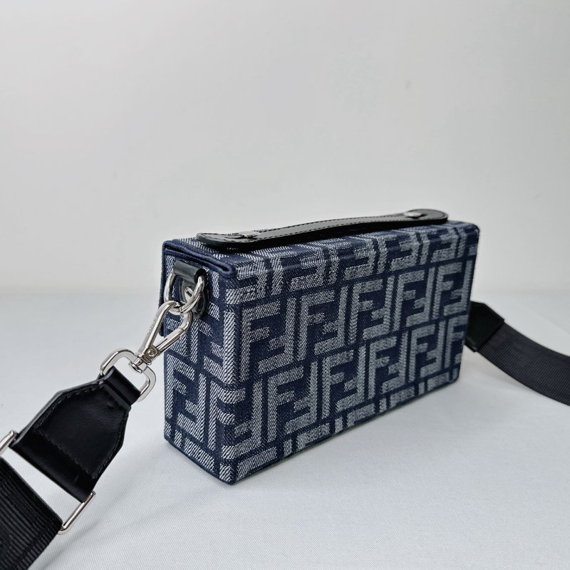 FENDI Soft Trunk Baguette盒包-5