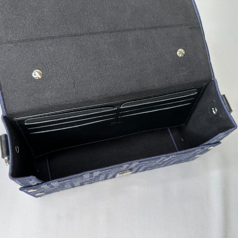 FENDI Soft Trunk Baguette盒包-7