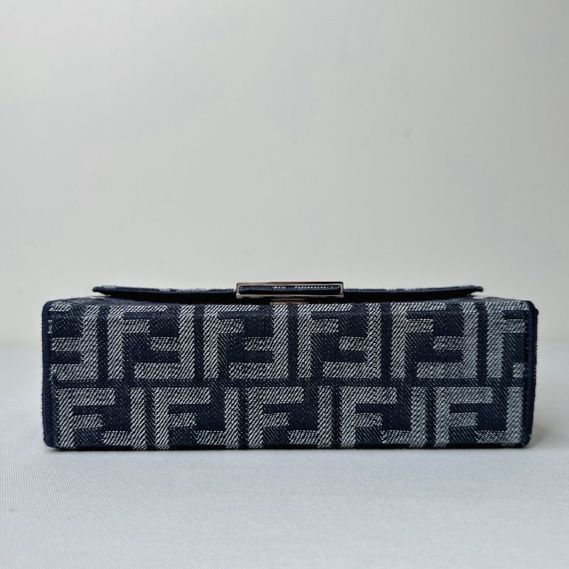 FENDI Soft Trunk Baguette盒包-9