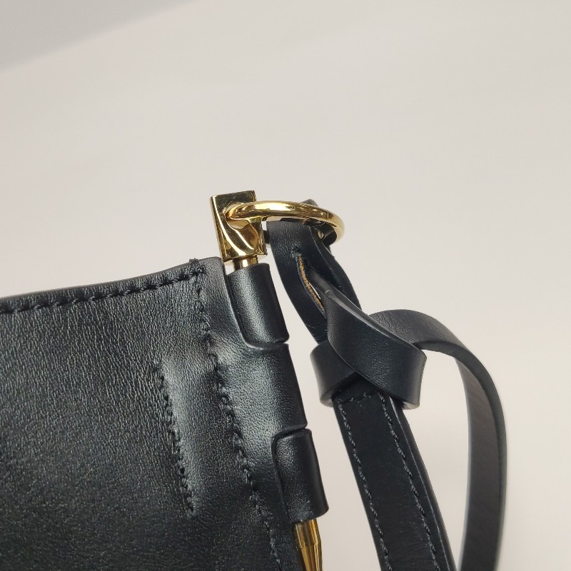 Loewe Gate牛皮鏤空Logo斜挎包單肩包-11