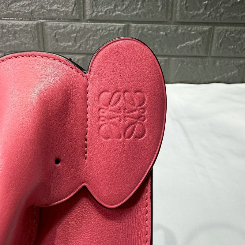 LOEWE 粉色大象手機包-5