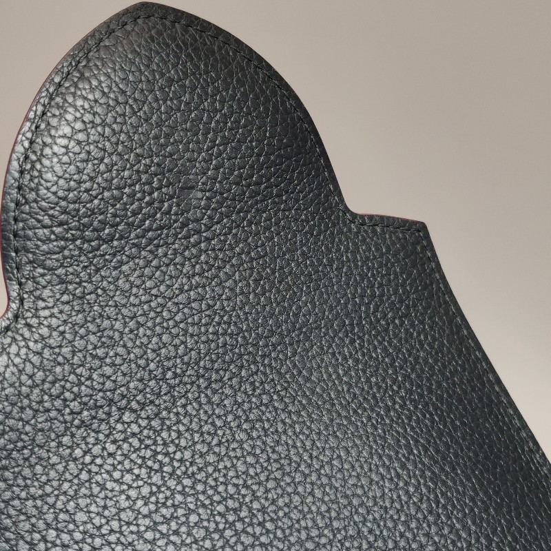 Louis Vuitton (LV) Capucines中號牛皮純色金屬LV搭扣斜挎包單肩包-14