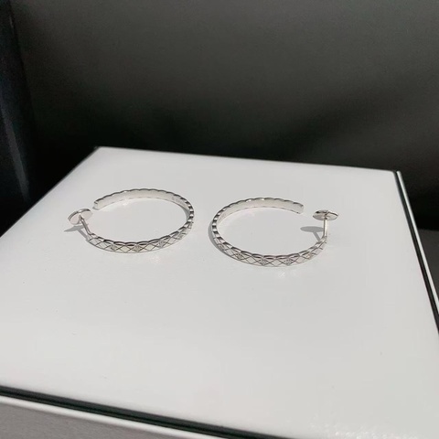 Chanel香奈兒Coco crush白金間鑽耳環，時髦百搭，2025年購入