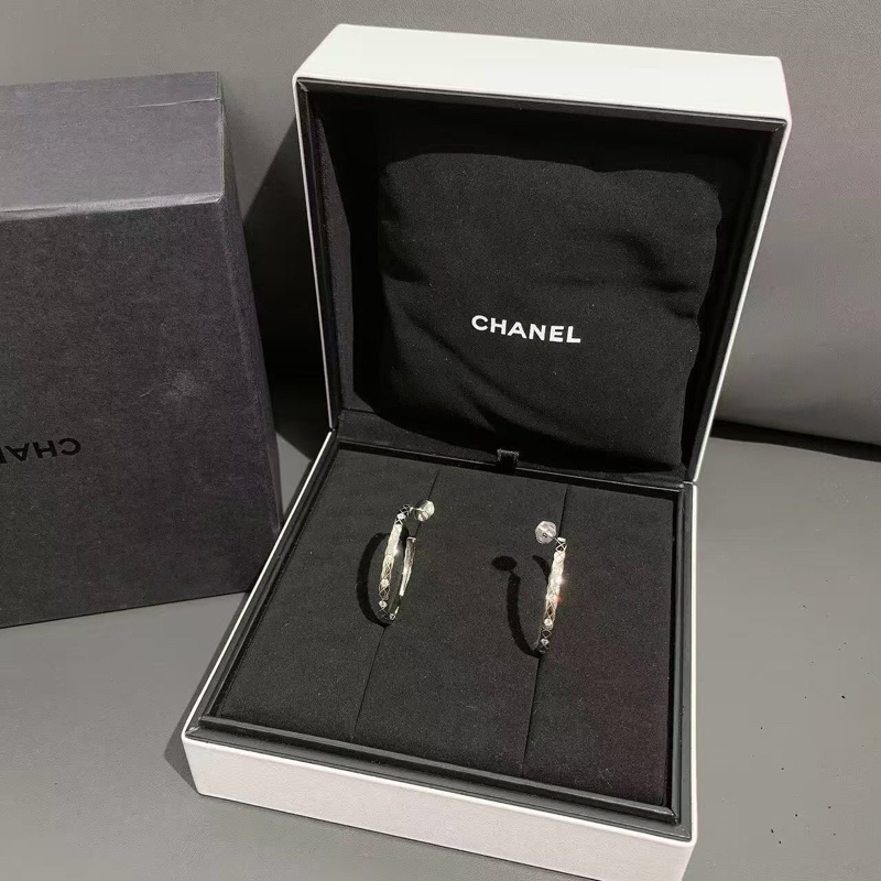 Chanel香奈兒Coco crush白金間鑽耳環,時髦百搭,2025年購入-1