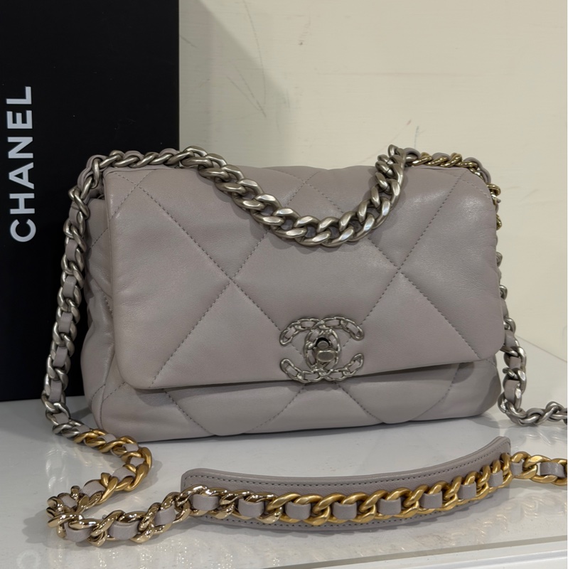 #芯片款 #全新全配 #專櫃23萬入手 香奈兒19bag小號 奶灰色-1