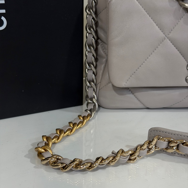 #芯片款 #全新全配 #專櫃23萬入手 香奈兒19bag小號 奶灰色-20