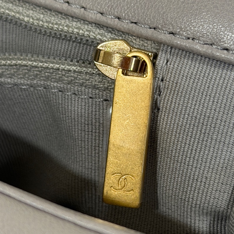 #芯片款 #全新全配 #專櫃23萬入手 香奈兒19bag小號 奶灰色-29