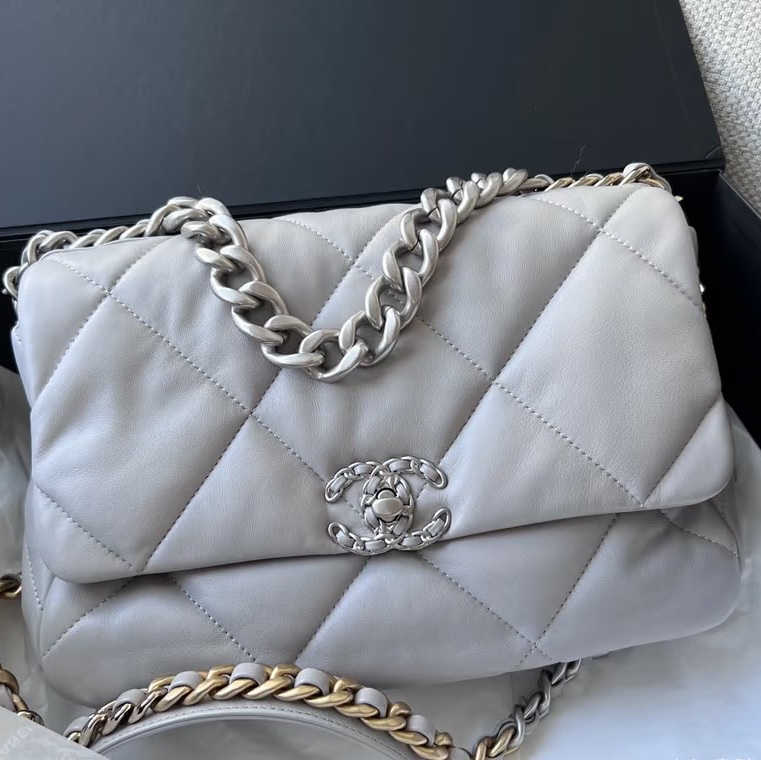 #芯片款 #全新全配 #專櫃23萬入手 香奈兒19bag小號 奶灰色-9