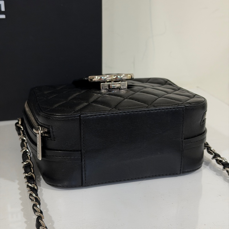 #99新閒置 #絕版收藏款 #雙11清倉價 香奈兒黑銀鴛鴦扣小方盒相機包-8