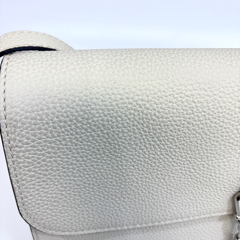 GUCCI牛皮白色插釦下蓋側背包362971-11