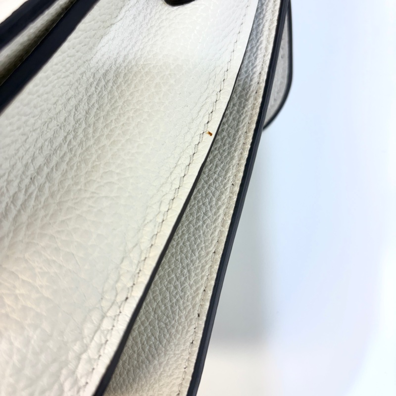 GUCCI牛皮白色插釦下蓋側背包362971-15