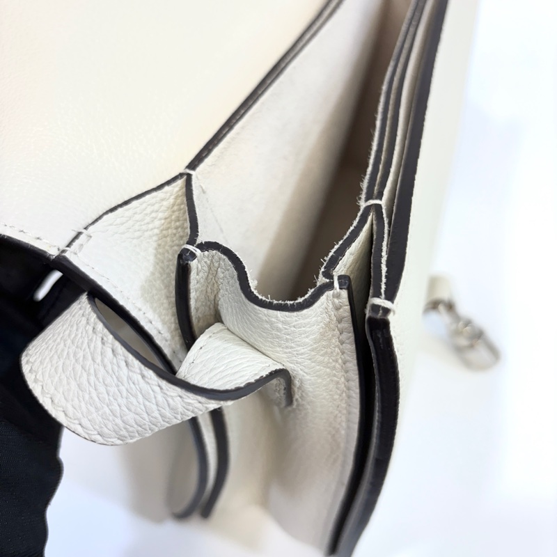 GUCCI牛皮白色插釦下蓋側背包362971-21