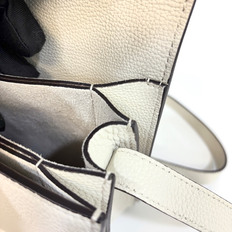 GUCCI牛皮白色插釦下蓋側背包362971-22