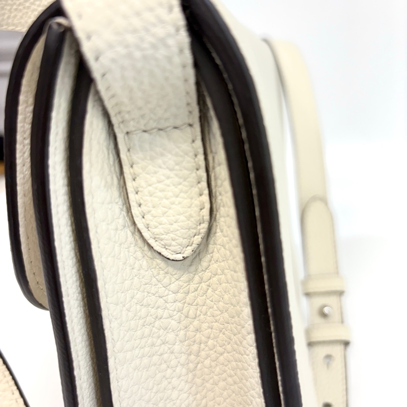 GUCCI牛皮白色插釦下蓋側背包362971-23