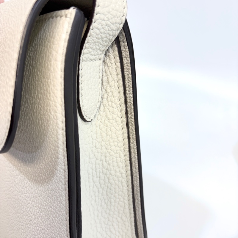 GUCCI牛皮白色插釦下蓋側背包362971-24