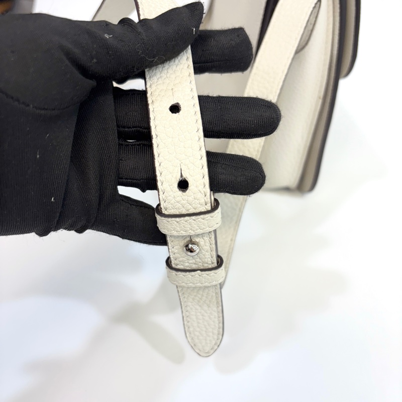 GUCCI牛皮白色插釦下蓋側背包362971-25