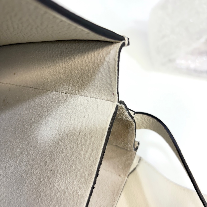 GUCCI牛皮白色插釦下蓋側背包362971-32