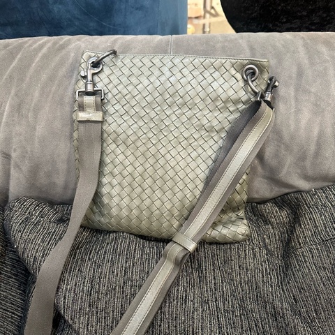 超便宜🔥 BV #編織 #灰綠色 #郵差包 #斜背包