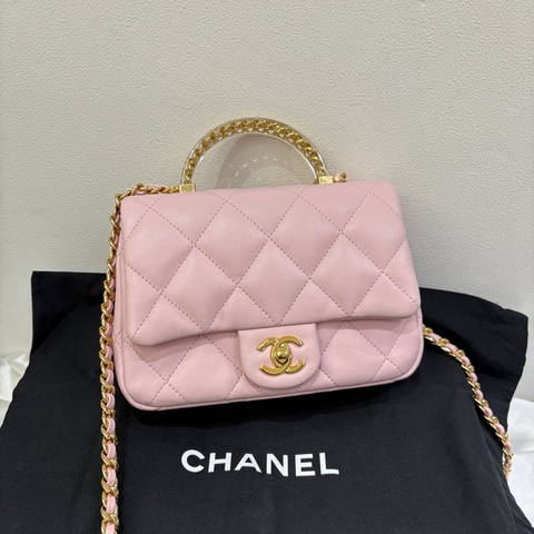 Chanel 粉羊皮金釦手把口蓋包