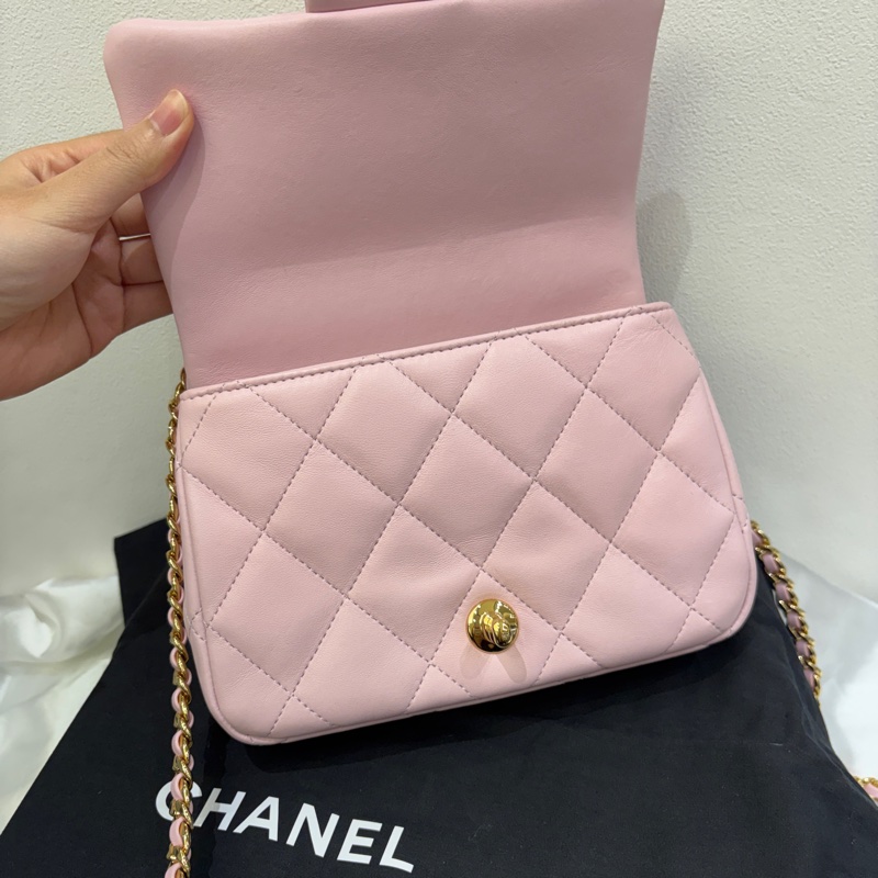 Chanel 粉羊皮金釦手把口蓋包-7