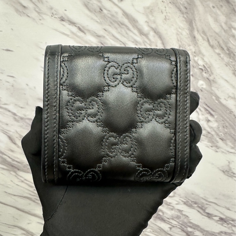Gucci 黑牛皮壓紋金釦Matelasse內6卡L拉零錢袋釦式短夾-1