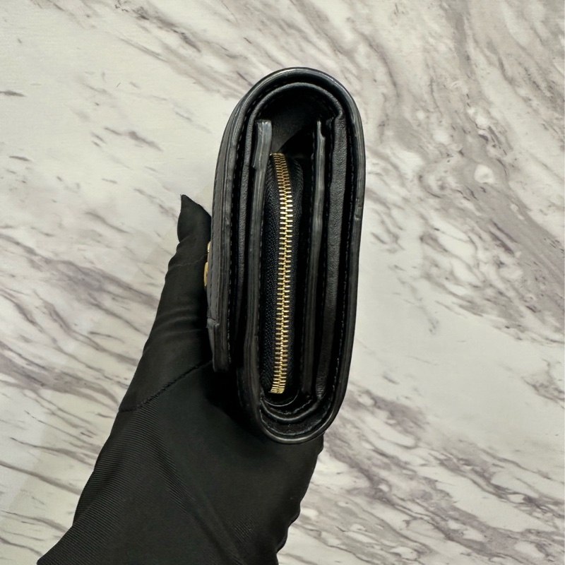 Gucci 黑牛皮壓紋金釦Matelasse內6卡L拉零錢袋釦式短夾-2