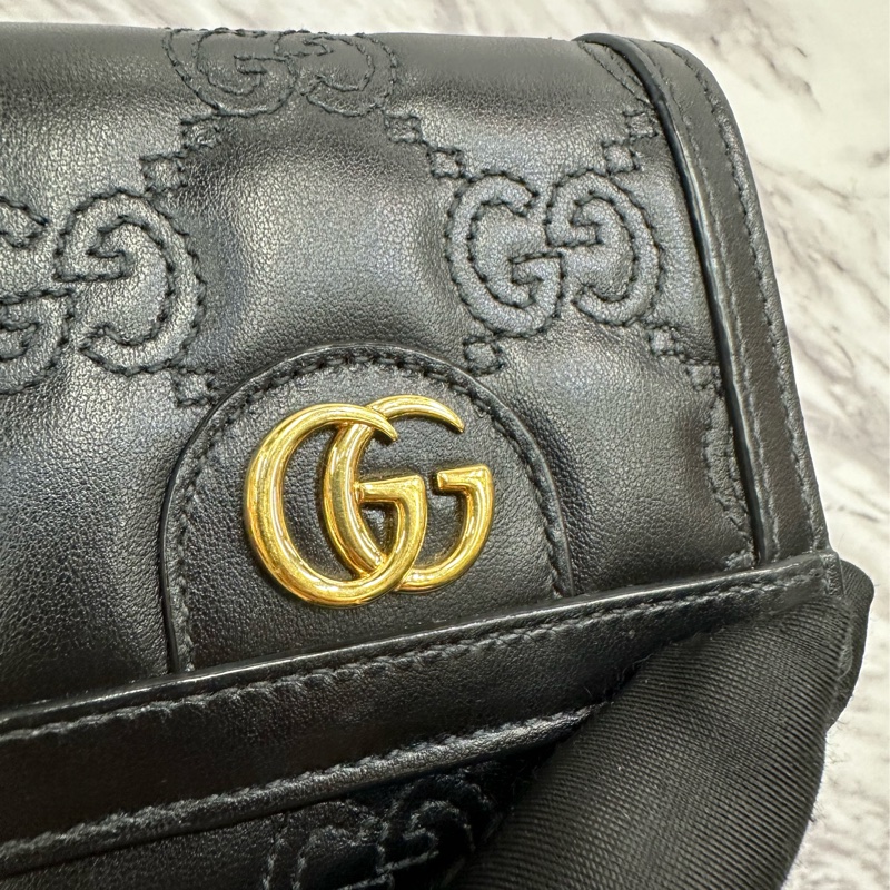 Gucci 黑牛皮壓紋金釦Matelasse內6卡L拉零錢袋釦式短夾-4