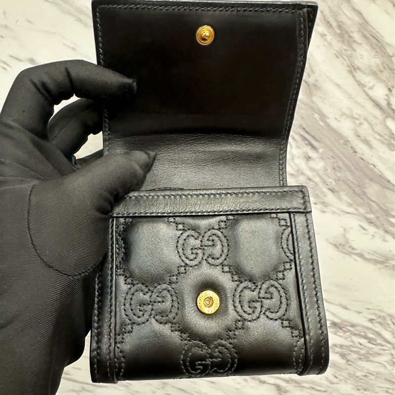 Gucci 黑牛皮壓紋金釦Matelasse內6卡L拉零錢袋釦式短夾-5