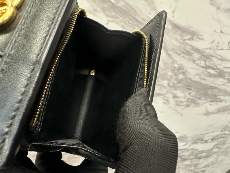 Gucci 黑牛皮壓紋金釦Matelasse內6卡L拉零錢袋釦式短夾-7