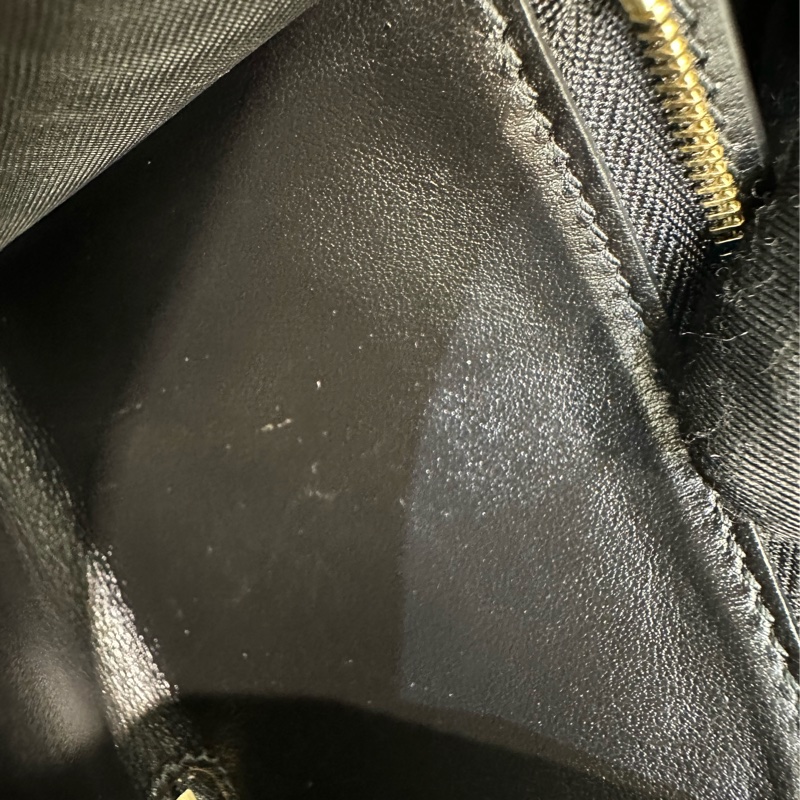 Gucci 黑牛皮壓紋金釦Matelasse內6卡L拉零錢袋釦式短夾-8