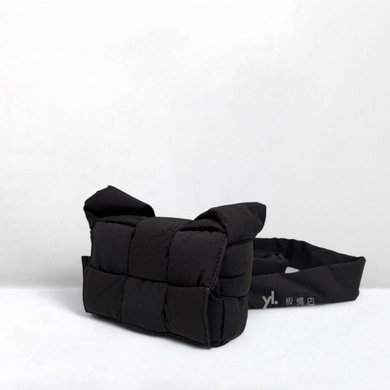 BV黑色迷你尼龍編織包斜背包-3