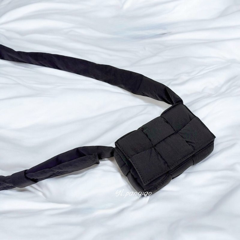 BV黑色迷你尼龍編織包斜背包-0