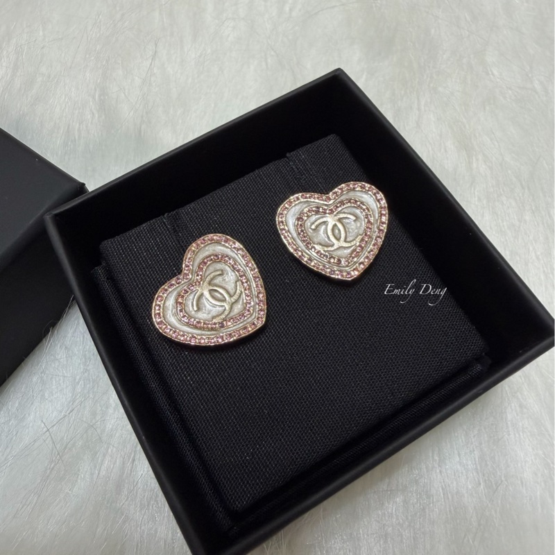 Chanel 愛心粉鑽白母貝耳環-1