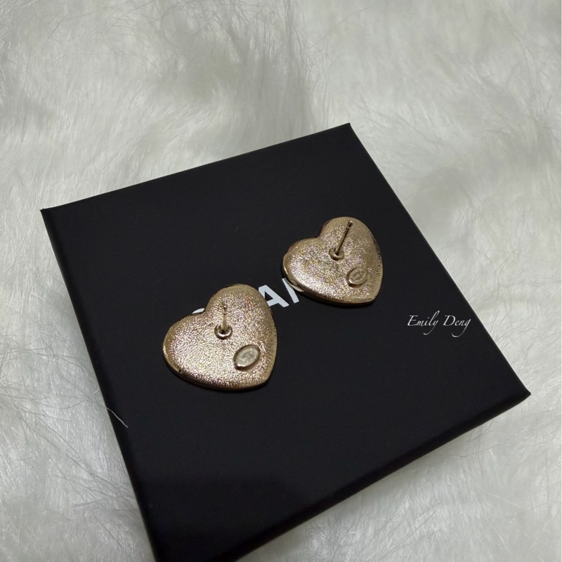 Chanel 愛心粉鑽白母貝耳環-13