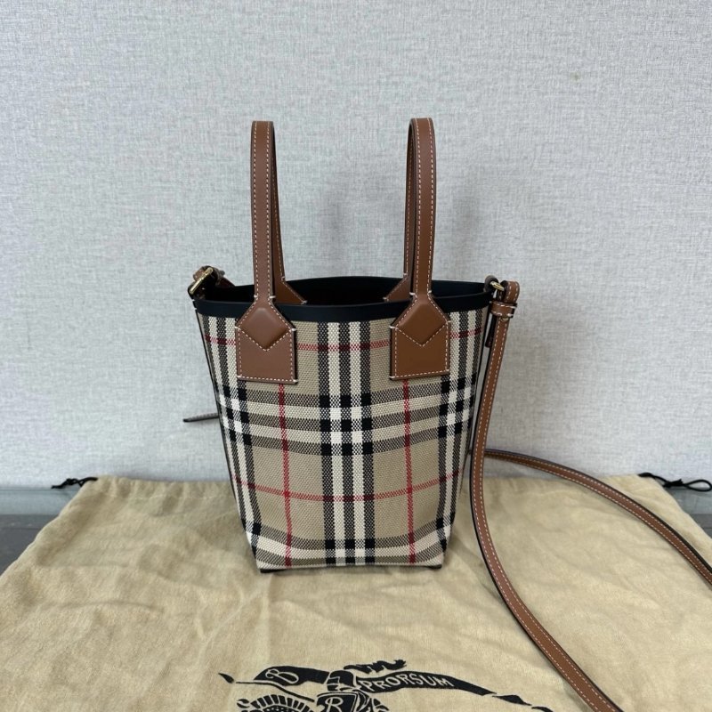 BURBERRY 格紋手提斜背水桶包 12*18*9 99新配件塵袋-5